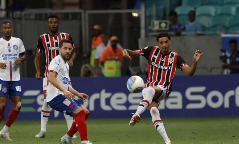São Paulo consegue se impor fora de casa, conquista os três pontos, mas não sai do lugar na classificação - Crédito: Rubens Chiri/Saopaulofc.net