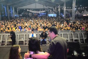 Paulo Serra, Ana Carolina e a filha curtem o show de abertura do Natal Solidário no Paço de Santo André - Eduardo Merlino/PSA