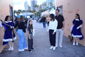 Ana Carolina, Paulo Serra e a filha marcam presença no Natal Solidário de Santo André - Crédito: Eduardo Merlino/PSA