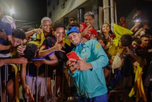 Raphinha em meio aos torcedores na chegada a Belém - Crédito: Rafael Ribeiro/CBF