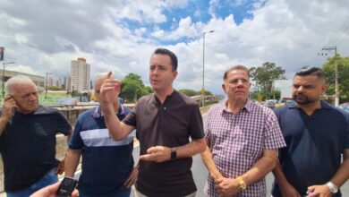 Vereador Carlos Ferreira, de xadrez, compareceu ao lado do prefeito Paulo Serra, na inauguração da primeira etapa do Complexo Viário Santa Terezinha