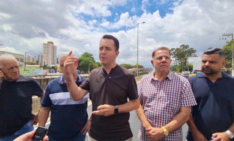 Vereador Carlos Ferreira, de xadrez, compareceu ao lado do prefeito Paulo Serra, na inauguração da primeira etapa do Complexo Viário Santa Terezinha