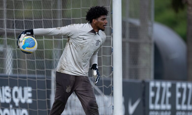 Hugo Souza treina e já figura entre os goleiros que mais atuou pelo Corinthians - Crédito: Rodrigo Coca/Agência Corinthians