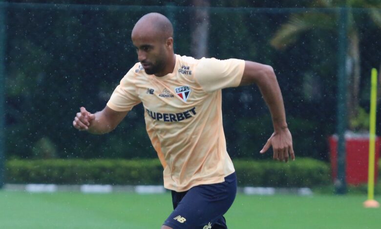 Lucas Moura treina com grupo para o Tricolor cumprir tabela no Nacional - Crédito: Erico Leonan / saopaulofc.net
