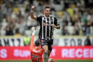 Paulinho ainda atuando pelo Atlético-MG e comemorando gol no jogo contra São Paulo - Crédito: Pedro Souza / Atlético