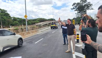 Primeiro veículo a utilizar o Complexo Viário Santa Terezinha minutos depois da inauguração de um dos viadutos pelo prefeito Paulo Serra