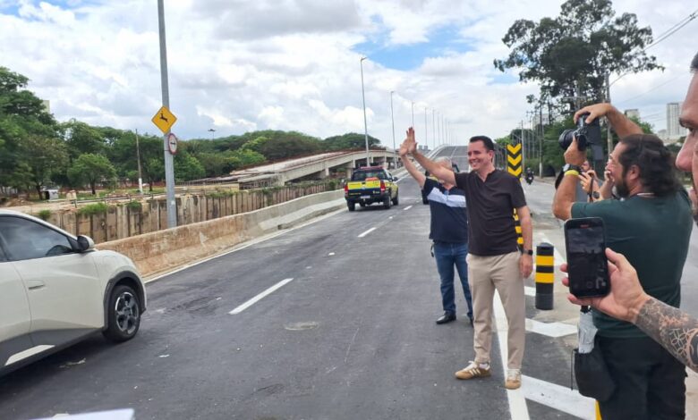 Primeiro veículo a utilizar o Complexo Viário Santa Terezinha minutos depois da inauguração de um dos viadutos pelo prefeito Paulo Serra