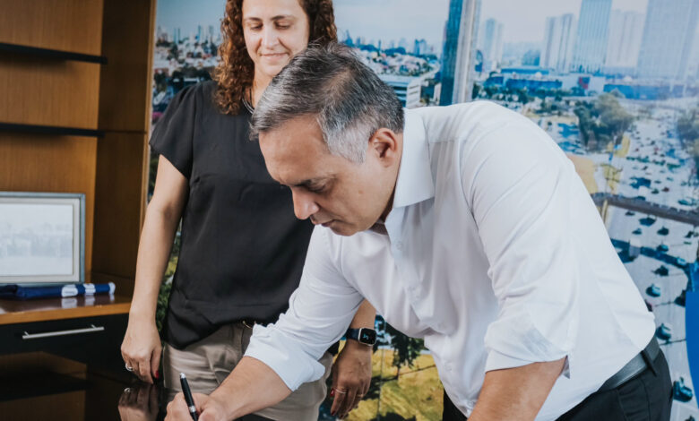 Prefeito Marcelo Lima sanciona primeira lei de seu mandato, que visa a regularização tributária e aumento na arrecadação - Crédito: Brenner Oliveira/PMSBC