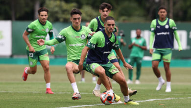 Os jogadores Eduard Atuesta e Figueiredo durante o treino, na Academia de Futebol, nesta quinta-feira (23) - Crédito: Cesar Greco/Palmeiras/by Canon