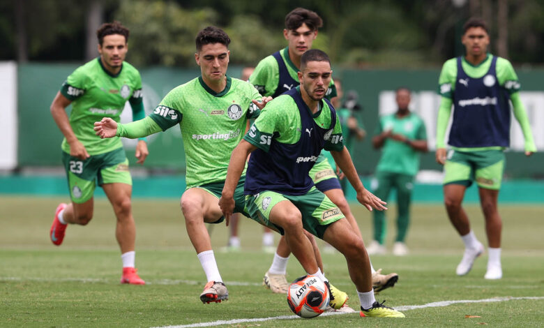 Os jogadores Eduard Atuesta e Figueiredo durante o treino, na Academia de Futebol, nesta quinta-feira (23) - Crédito: Cesar Greco/Palmeiras/by Canon