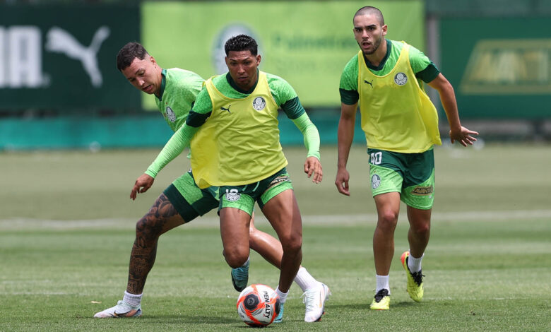 Os jogadores Thalys, Rony e Figueiredo, da esq. p/ dir., em treino na Academia de Futebol - Crédito: Cesar Greco/Palmeiras/by Canon