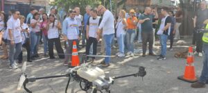 Secretário adjunto, Gustavo Tomaz, o prefeito Taka e César Parluto, da Set Drones Imagens Aéreas, com o drone gigante que será usado para pulverizar as áreas com foco e criadouros