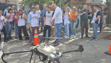 Secretário adjunto, Gustavo Tomaz, o prefeito Taka e César Parluto, da Set Drones Imagens Aéreas, com o drone gigante que será usado para pulverizar as áreas com foco e criadouros
