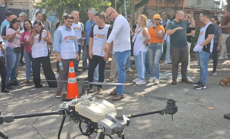 Secretário adjunto, Gustavo Tomaz, o prefeito Taka e César Parluto, da Set Drones Imagens Aéreas, com o drone gigante que será usado para pulverizar as áreas com foco e criadouros