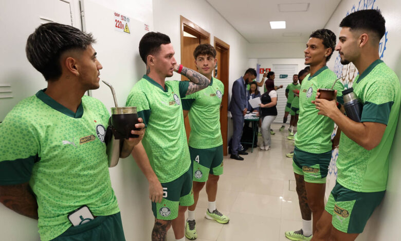 Os jogadores Facundo Torres, Anibal Moreno, Agustín Giay, Richard Ríos e Flaco López, da esq. p/ dir., durante a reapresentação na Academia de Futebol - Crédito: Cesar Greco/Palmeiras/by Canon