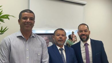 Mauricio, ao lado do presidente do Sinaceg, José Ronaldo Marques da Silva, e seu vice, Douglas Santos Silva