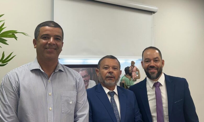 Mauricio, ao lado do presidente do Sinaceg, José Ronaldo Marques da Silva, e seu vice, Douglas Santos Silva