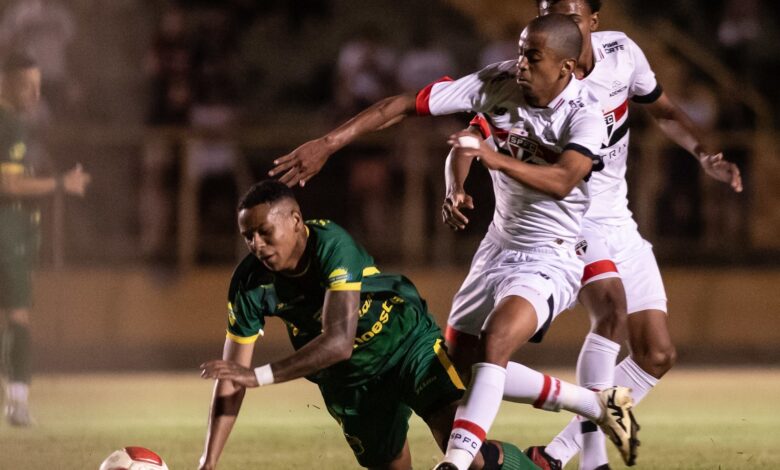 Mesmo com um a menos, o Tricolorzinho conseguiu segurar a vitória e passou como líder do Grupo 11 - Crédito: Guilherme Veiga / São Paulo FC