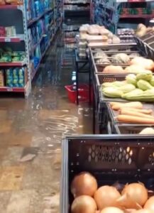Supermercado em São Caetano foi invadido pela água da chuva