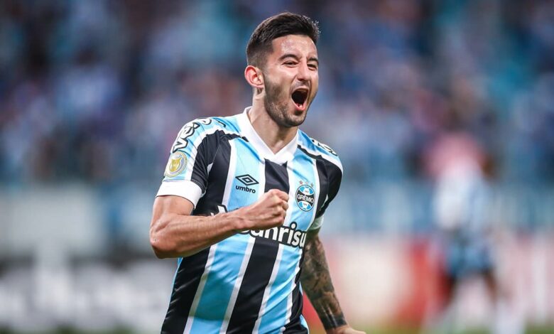 Villasanti entra na mira do Palmeiras, mas o novo técnico gremista, Gustavo Quinteros deseja contar com o meio-campo - Crédito: Lucas Uebel / Grêmio FBPA