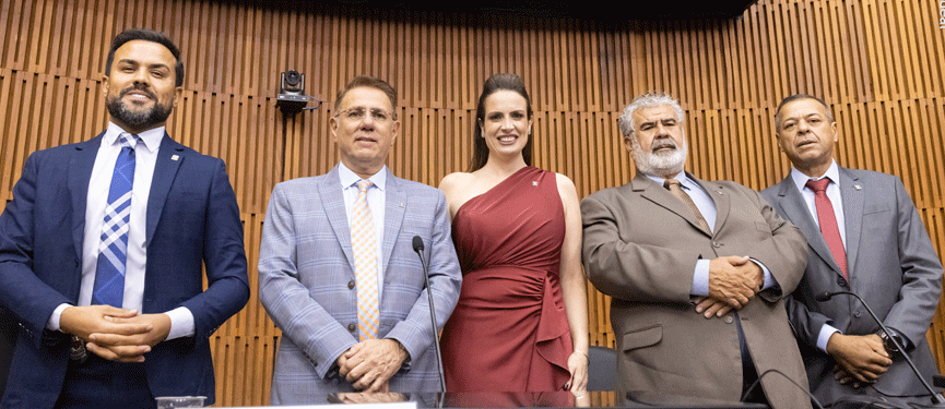 Na mesa diretora, Rodolfo Donetti, Carlos Ferreira, Ana Veterinária, Zezão e Wagner Lima